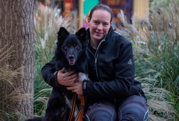 afbeelding van Een warm moment tussen mens en hond, waarbij hun bijzondere band centraal staat.