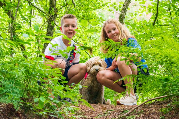 afbeelding van Een spopntaan moment in de natuur, waar plezier en de band met hun hond centraal staan.