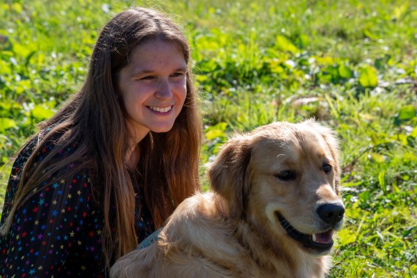 afbeelding van Dicht bij elkaar, een liefdevol moment dat de bijzondere band tussen mens en hond laat zien.